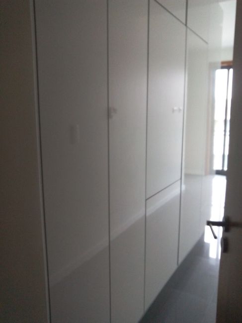 armários e frigorifico corredor cozinha