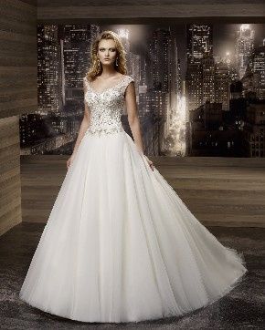 vestido com corte em A e decote coração