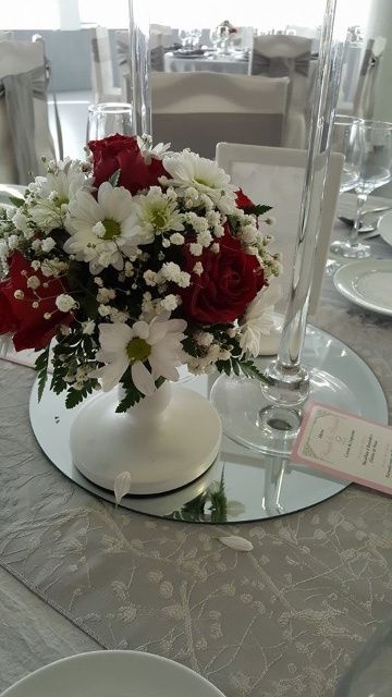 Arranjo floral branco e vermelho 