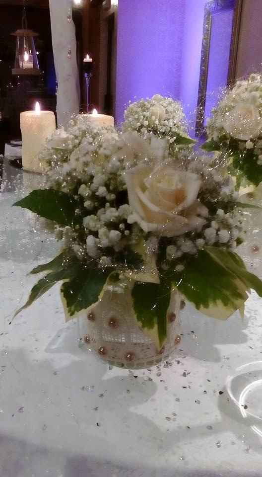 Arranjo floral :rosa branca, Gipsofila, fio,prateado e brilhantes