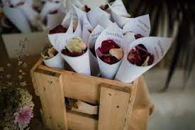 Distribuir os cones de arroz durante a cerimónia 2