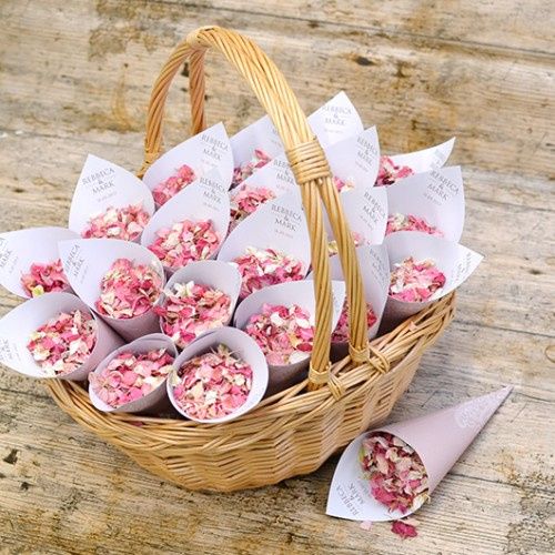 Distribuir os cones de arroz durante a cerimónia 3