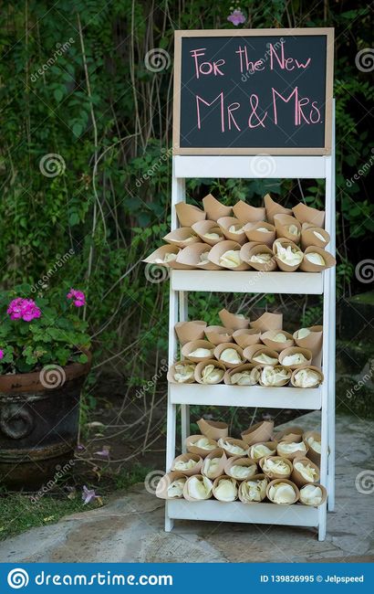 Distribuir os cones de arroz durante a cerimónia 4