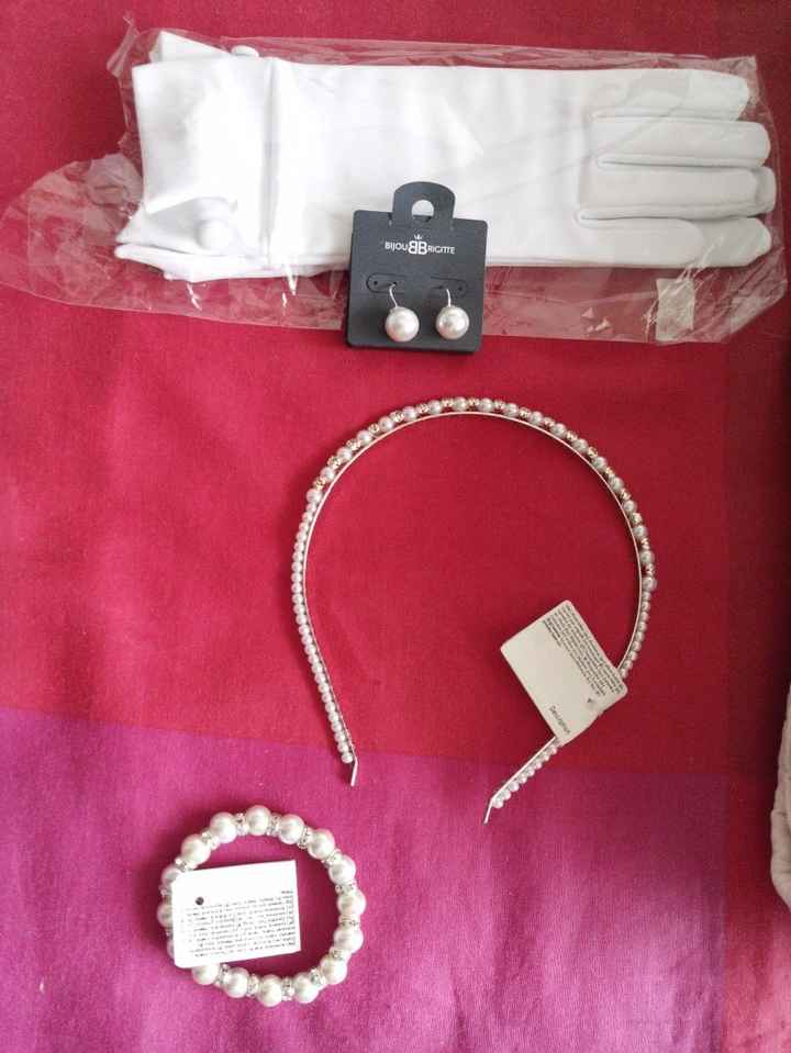 Luvas, brincos, pulseira e bandolete.