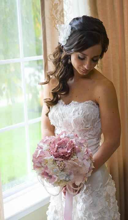 bouquet de broches e flores de tecido 