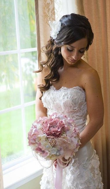 bouquet de broches e flores de tecido 