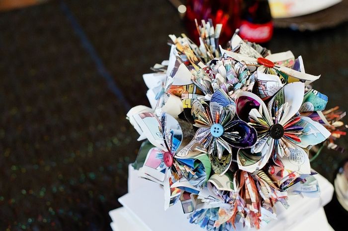 Bouquet com folhas de livros de banda desenhada