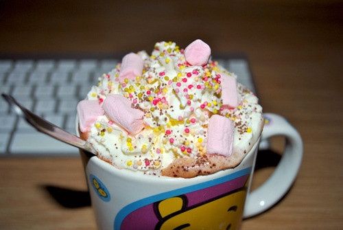 Chocolate quente com tudo a que temos direito