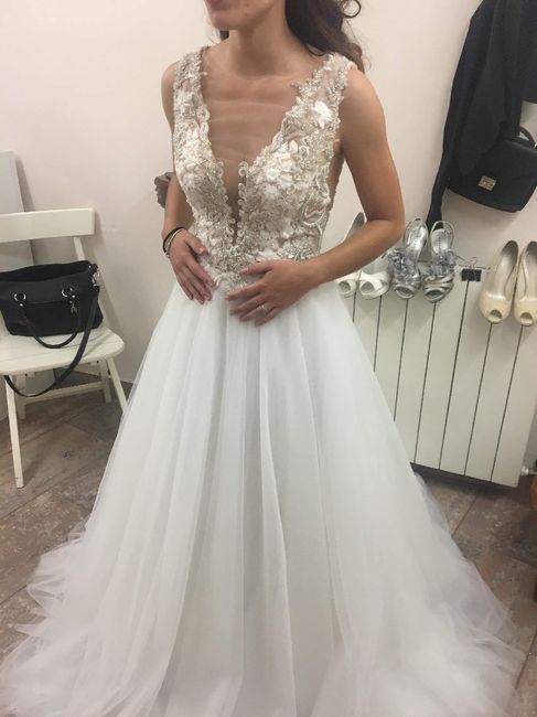 O corte do meu vestido será __________ 1