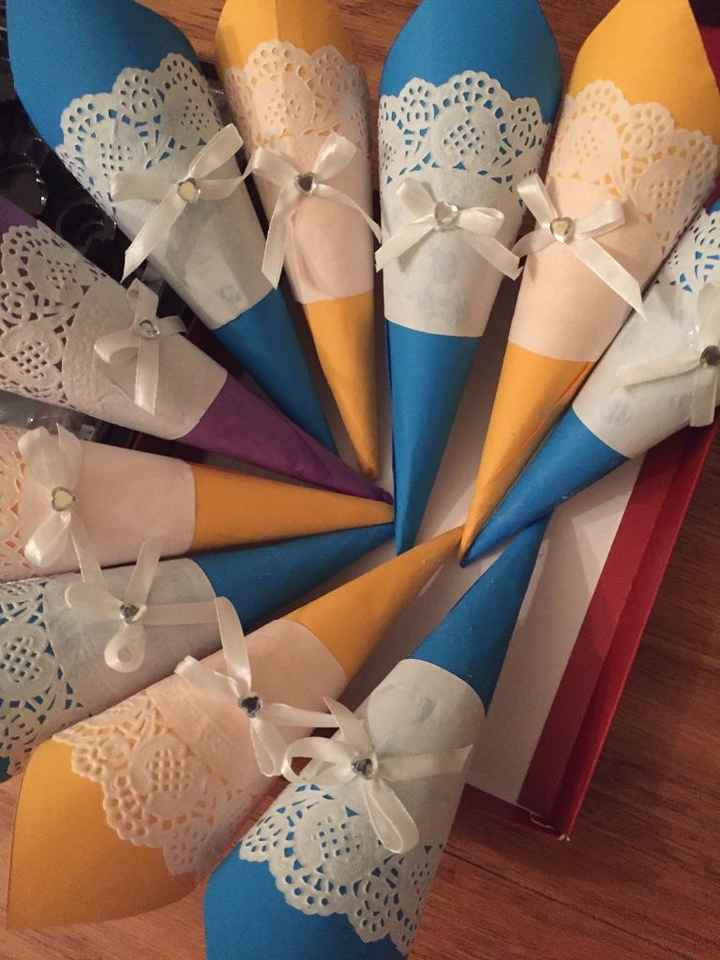 Cones para arroz e pétalas 1