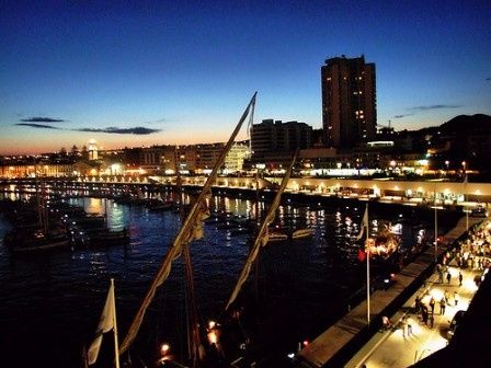 Tomar um copo ao anoitecer nas Portas do Mar