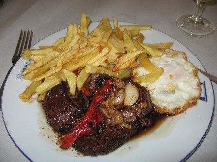 Comer o maravilhoso "Bife à Regional" no restaurante O Galego