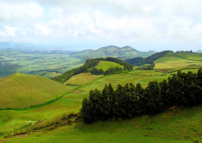 Subir o Pico da Barrosa e ver a ilha e a Laga do Fogo