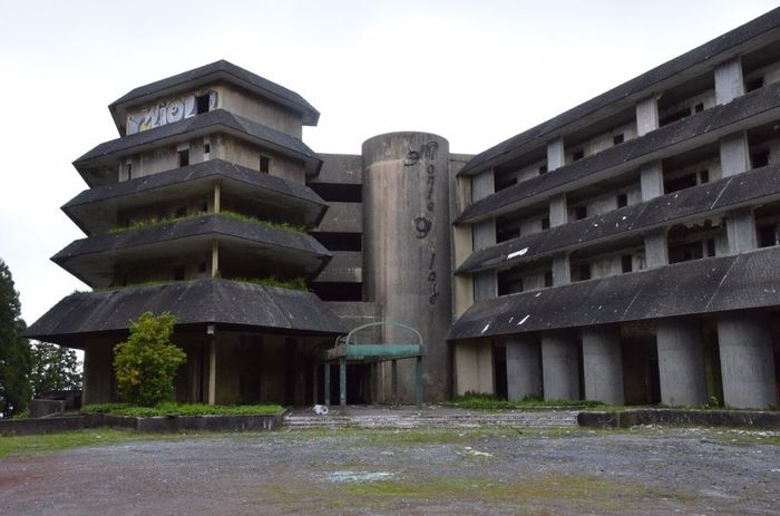 Ir ver as "ruínas" do antigo hotel Monte Palace