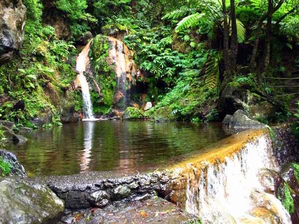 Relaxar nas água morna da Caldeira Velha