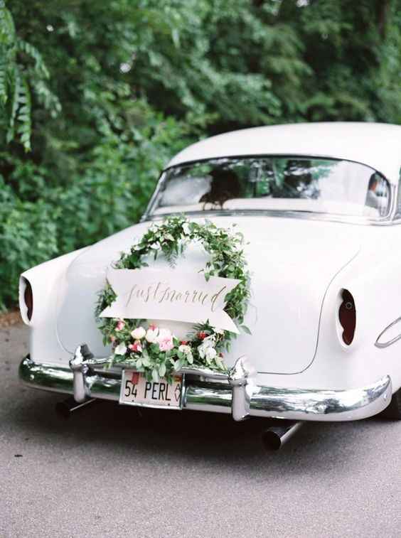Carro dos noivos com coroa