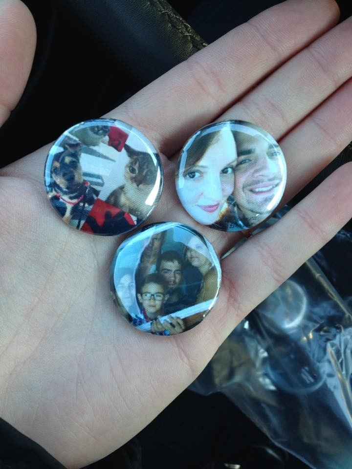 Os pins que mandei fazer para lhe dar :)