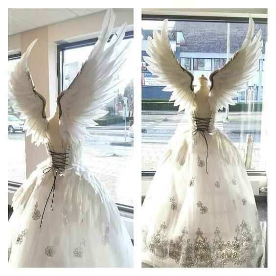 O vestido! Porque acha que é um anjo xD
