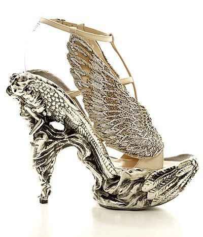 Os sapatos para condizer com o vestido
