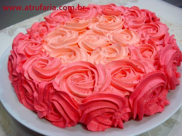 bolo com rosas chantily gelado