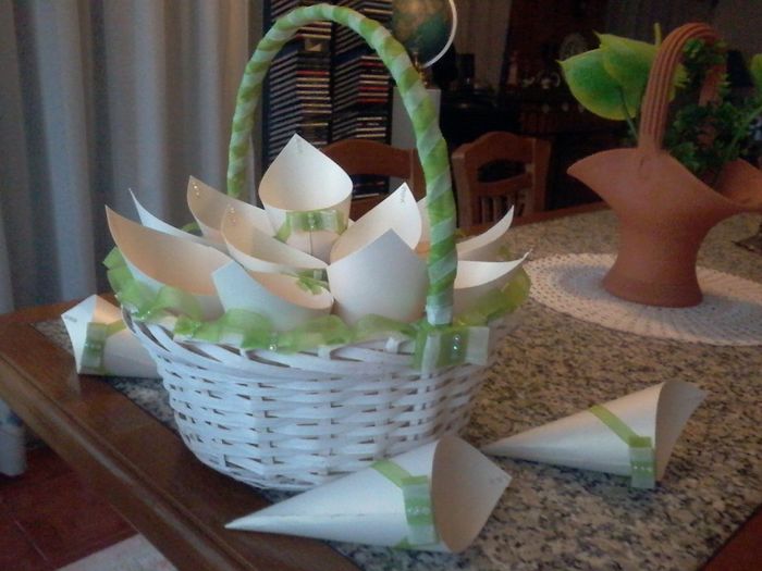 A nossa cesta (decorada por nós) com os cones de arroz