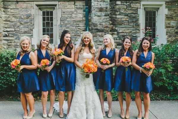 Decoração azul e laranja