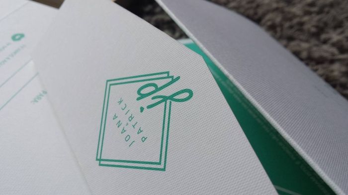 O convite semi fechado com o logotipo