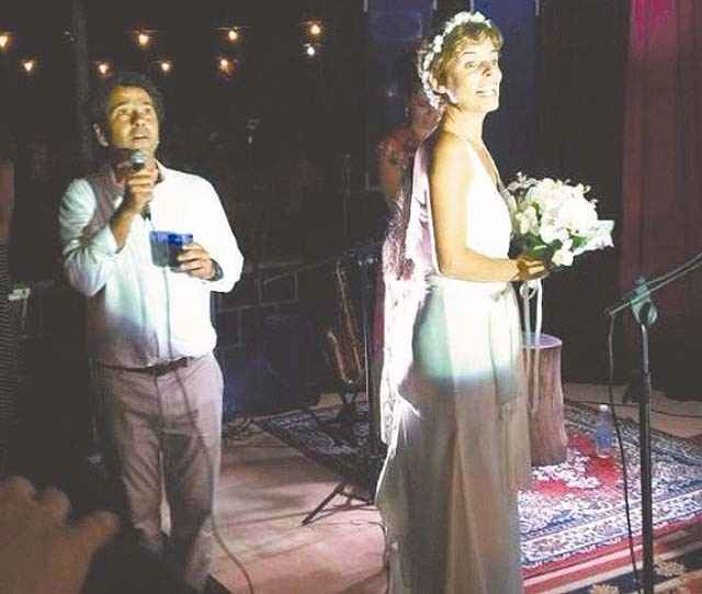 O noivo e a noiva na festa