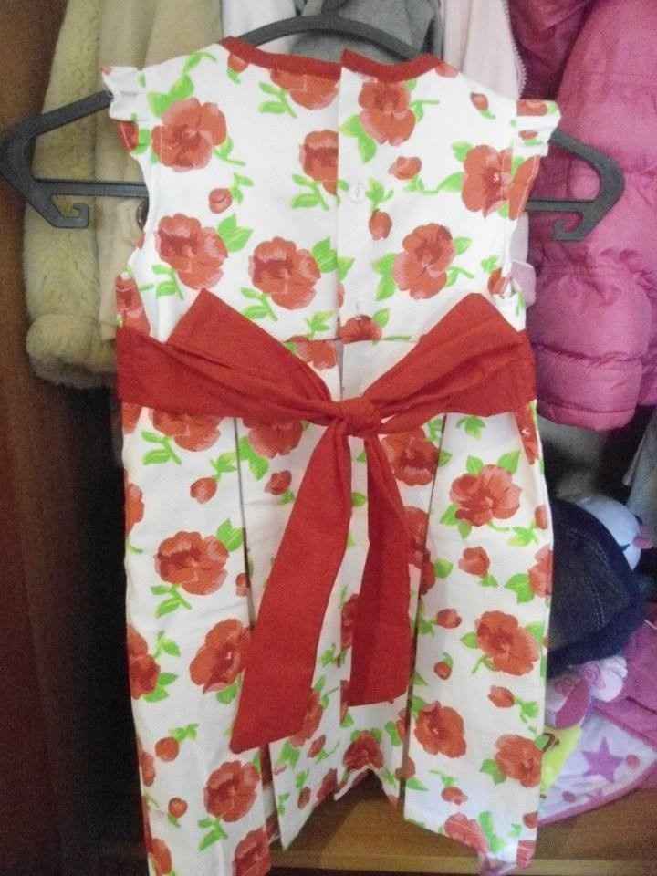 Pormenor atrás no vestido da menina