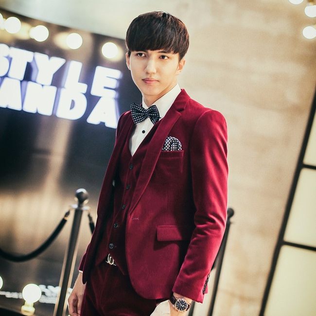 mais estilo coreano usarem fato de noivo desta cor