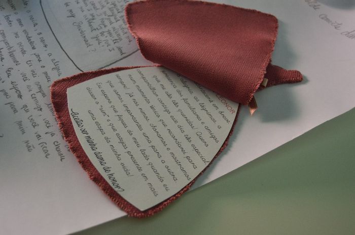 Levantar o vestido para ver o texto 