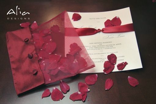 Convite com pétalas em organza