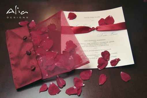 Convite com pétalas em organza