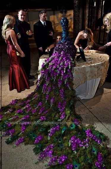 Arranjo floral em forma de pavão