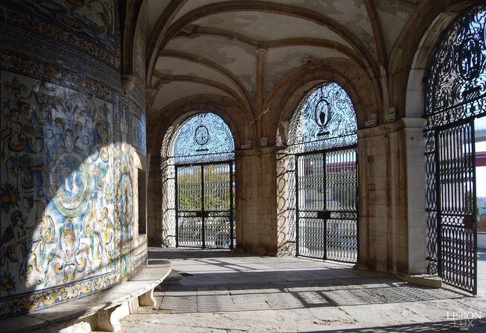 À entrada da capela