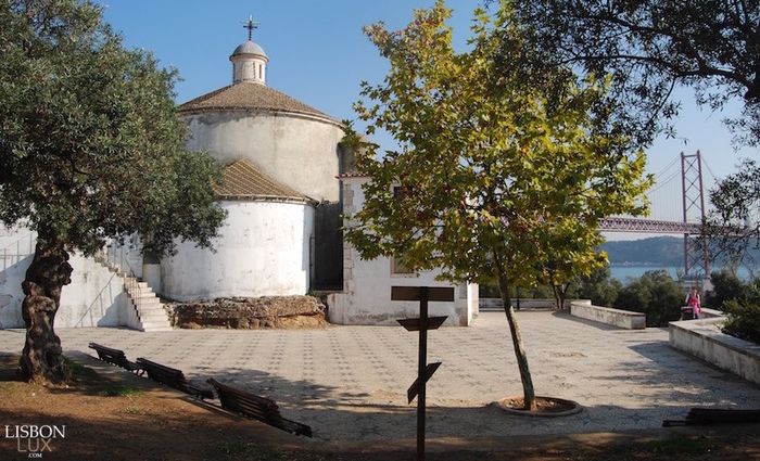 Capela e Miradouro de Santo Amaro em Alcântara