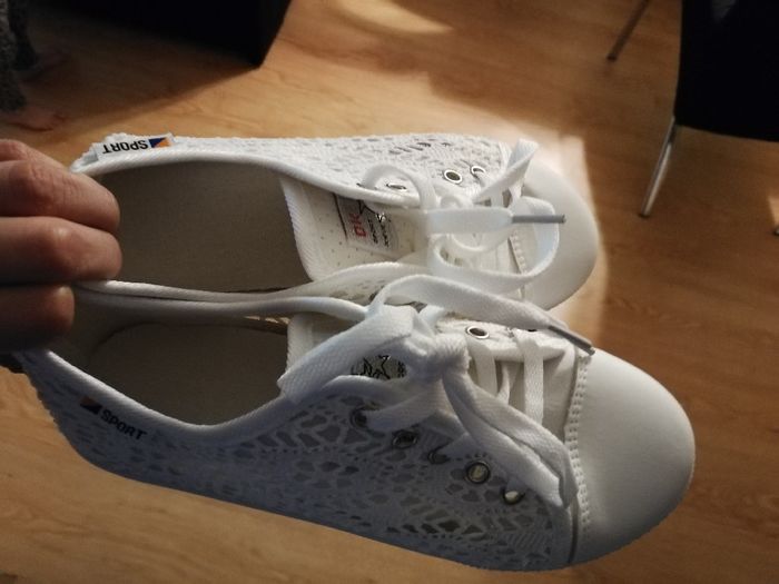 Meninas onde comprar sapatos ou sapatilhas brancos, marfim ou prata em conta?tenho visto alguns síti