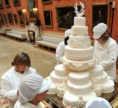 Leilão especial de famosos: quem dá mais por este bolo do príncipe William e da princesa Kate? - 1