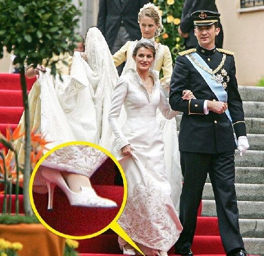 Leilão especial de famosos: quem dá mais por estes sapatos da rainha Letizia? - 1