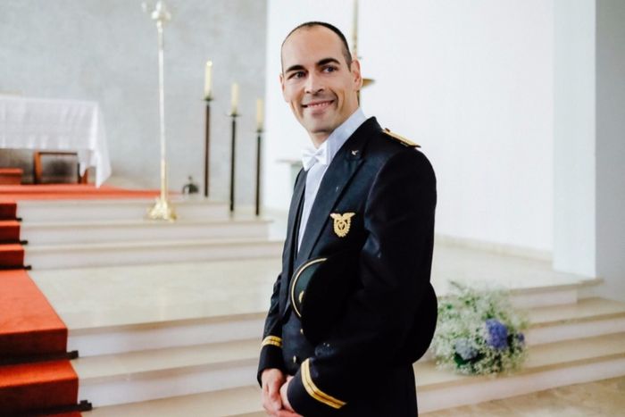 Um dos arranjos do altar (o Filipe está lindo, mas o objetivo é mostrar o arranjo à direita <img class=