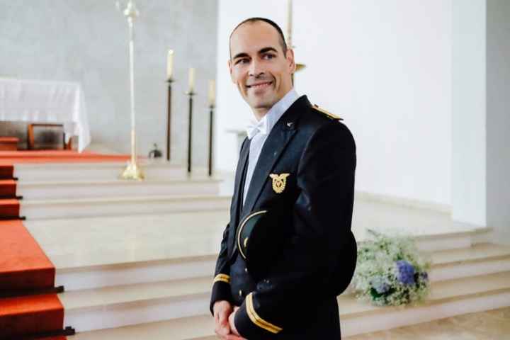 Um dos arranjos do altar (o Filipe está lindo, mas o objetivo é mostrar o arranjo à direita :P)