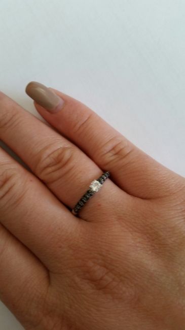 O meu anel de noivado.... ouro branco e diamantes (1 branco e 24 pretos)