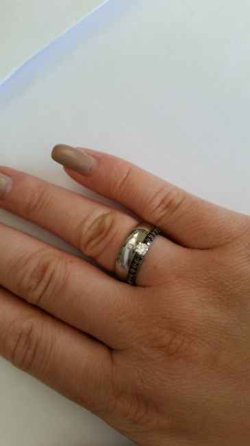 O meu anel de noivado... junto com a aliança de comprometida em ouro branco e 1 diamante
