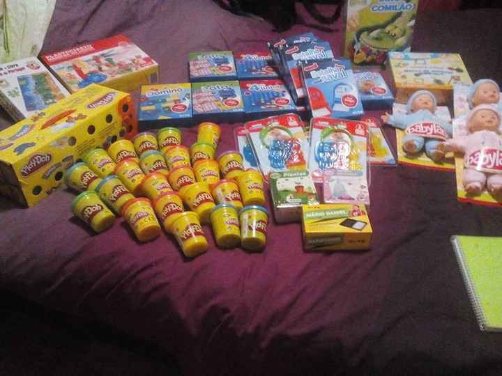 Lembranças bebé dos 0 aos 2 anos - brinquedo de roer, dos 3 aos 5 anos 3 potes de plasticina num saq
