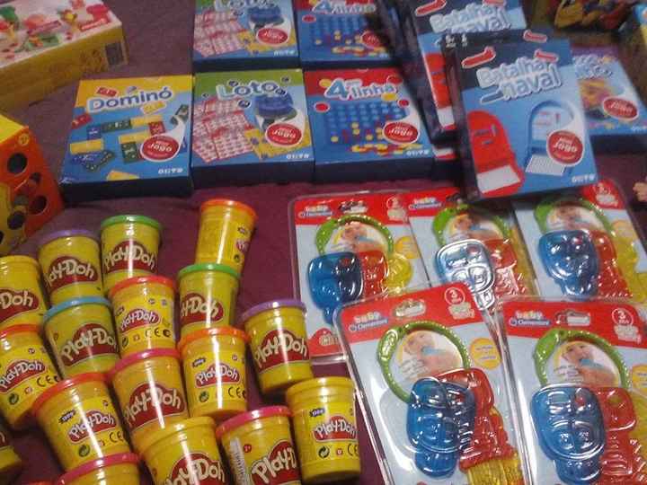 preços de tudo só para terem noção, brinquedo de roer 1EUR, plasticina cada pote 0,25EUR e cada jogo