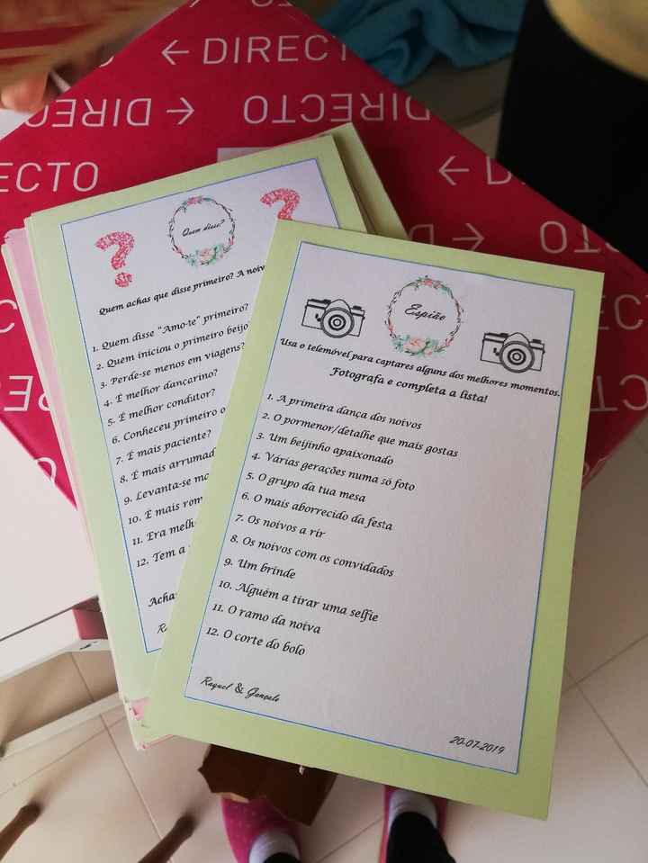 Jogos para colocar nas mesas.. de um lado está o jogo do espião e no outro está o "Quem disse?"
