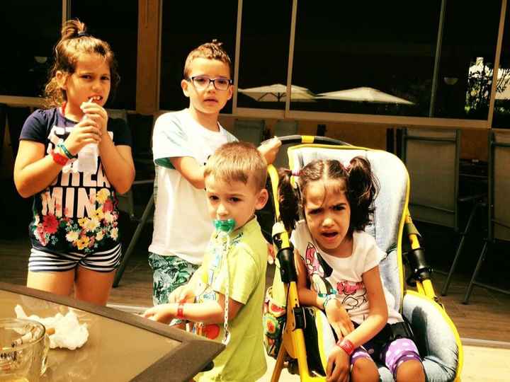 Menina das alianças em cadeira de rodas! - 1