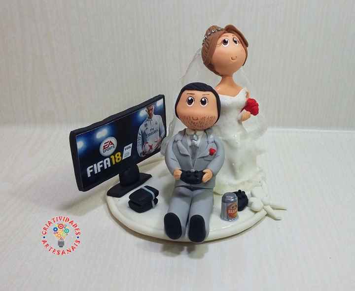 Adora jogar ps4, mais propriamente fifa.... daí o nosso top de bolo de casamento ser algo deste géne