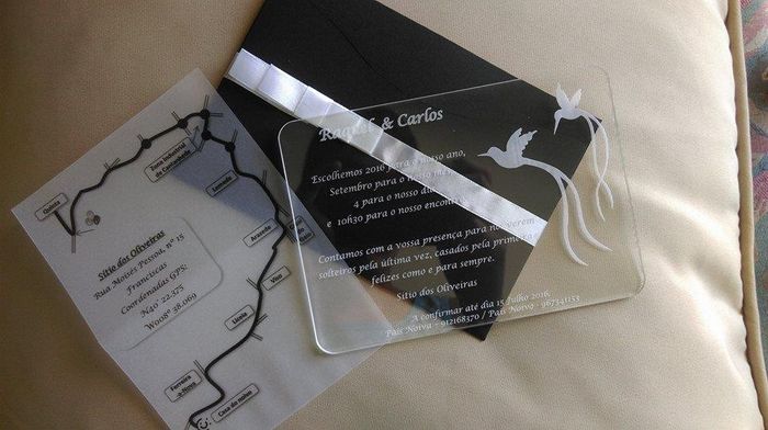 Envelope preto com convite em acílico e mapa em papel engenheiro