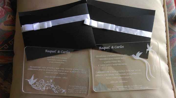 Envelope preto com convite em acílico